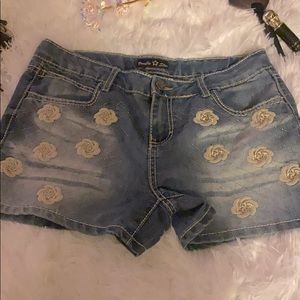 Vanilla star rose accent jean shorts size 16.